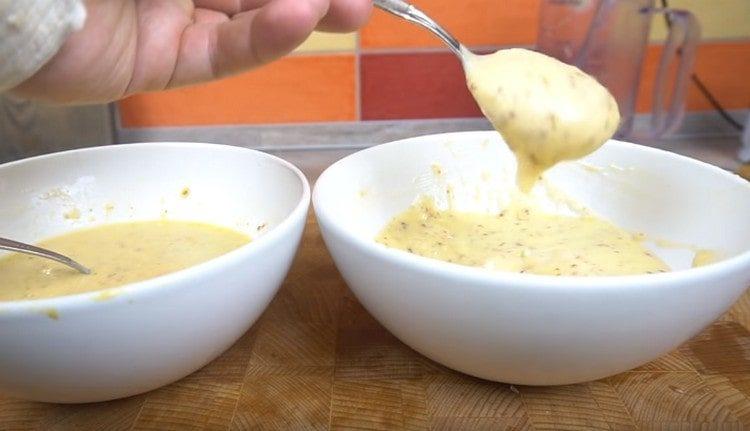 Sosul de salată de Caesar pregătit cu maioneză este mai gros.