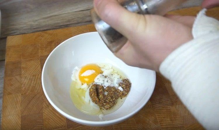 Adăugați puțin piper negru.