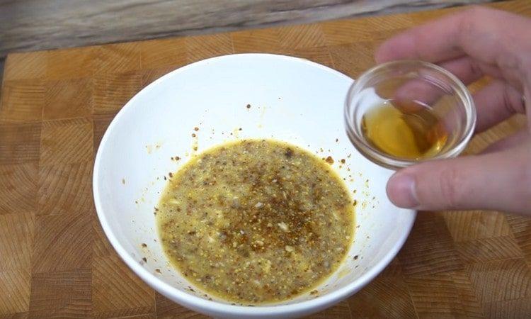 Adăugați sosul Worcester, precum și sosul de pește.