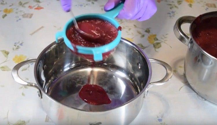 We grind the cooled mass with a blender and pass through a sieve.