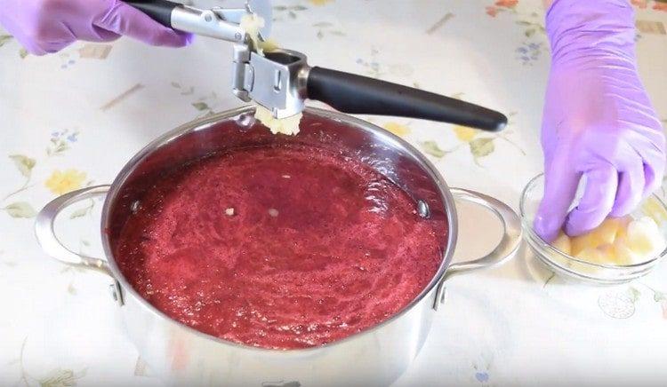 Through the press we pass garlic into the sauce.