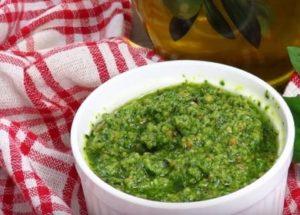 O rețetă dovedită pentru prepararea sosului pesto acasă.