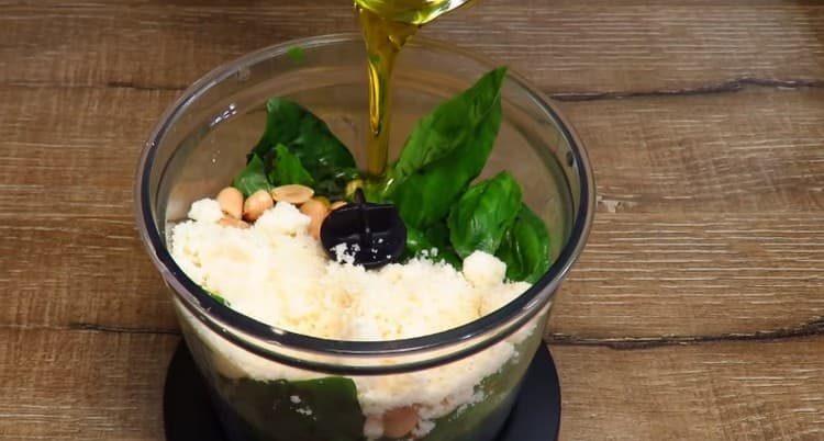 Добавете растително масло, подправки.