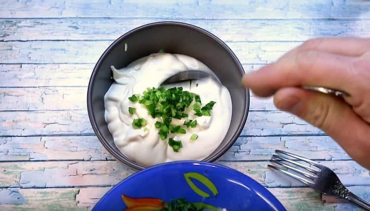 Adăugați ceapa tocată cât mai mărunt.