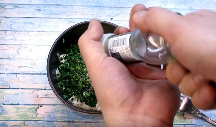 Adaugă sos de usturoi în sos.