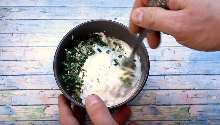 Ardei sosul și amestecă-l bine.