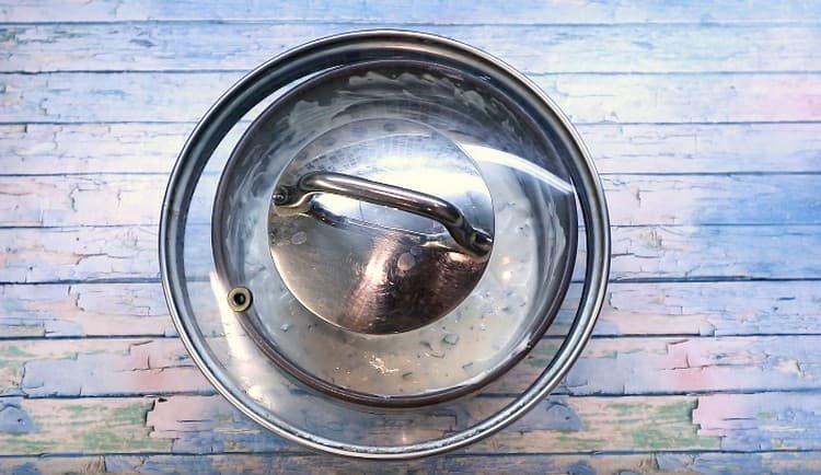 Sosul de ranch trebuie infuzat sub capac.