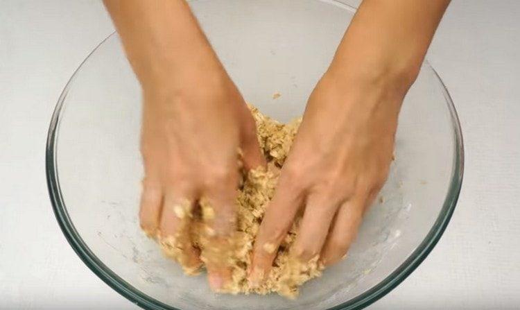 Amestecați masa cu mâinile.