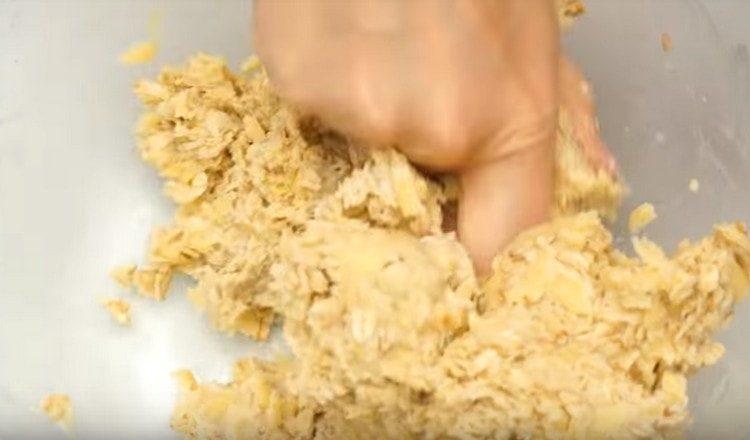 Adăugați laptele și amestecați.