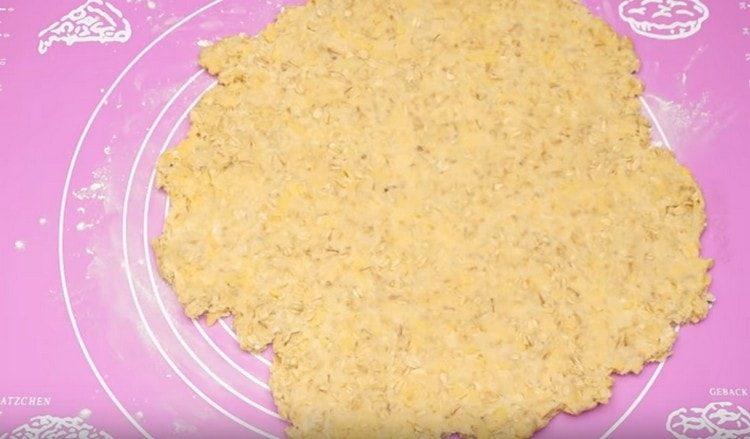 Turnăm aluatul rezultat într-un strat.