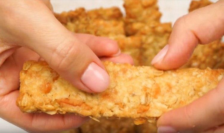 coaceți baghete de brânză la cuptor.