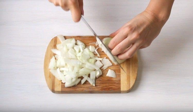 Смелете лука.