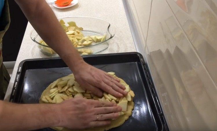 Vi spreder fyldet på dejen.