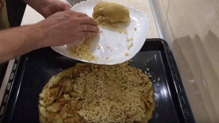 Den tredje del af dejen er tre på banen og hældes på fyldet.