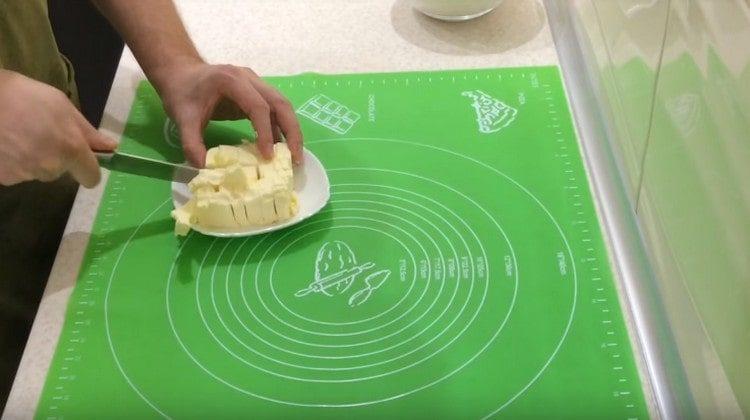 Skær smøret i stykker.