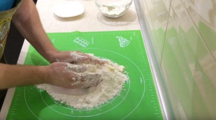 Tilsæt smør til mel.