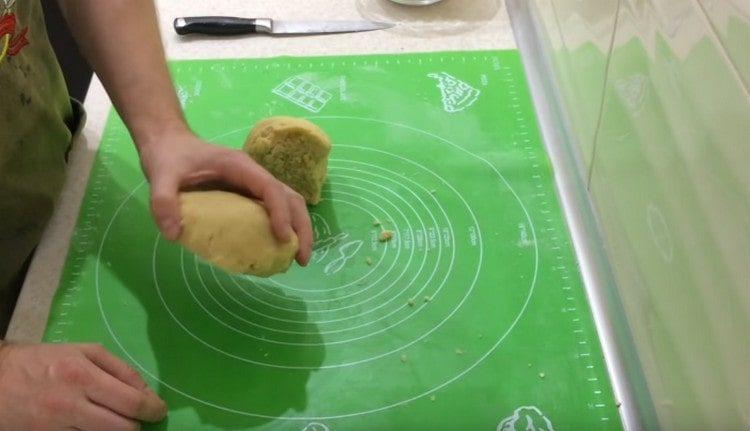 Opdel dejen i halvdelen.