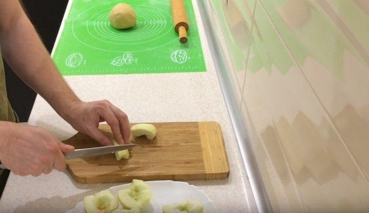 Skær æbler i stykker.