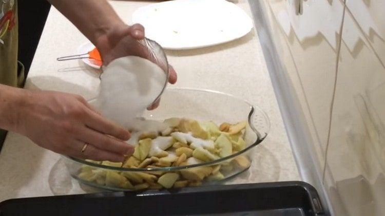 Tilsæt sukker til æbler.