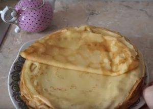 Matlagning tunna pannkakor hemma: ett enkelt steg-för-steg-recept med ett foto.