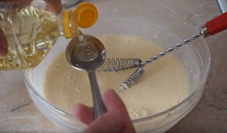 Magdagdag ng langis ng gulay sa kuwarta.