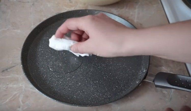 Lubricate ang kawali gamit ang langis ng gulay.