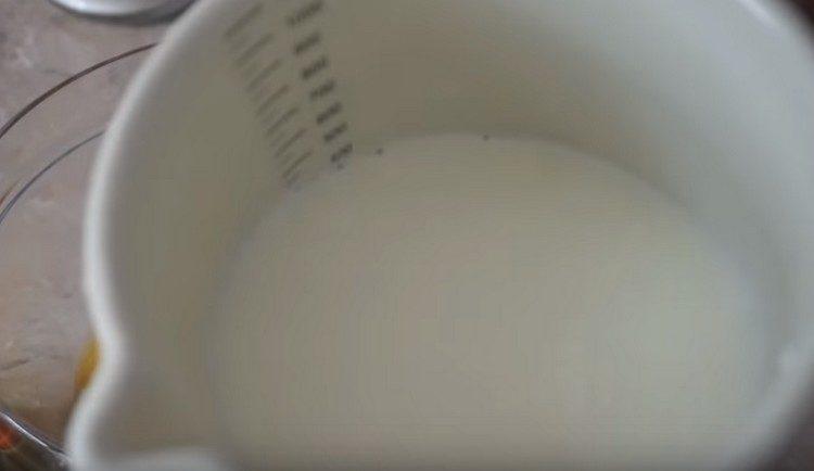 Pinapainit namin ng kaunti ang gatas.