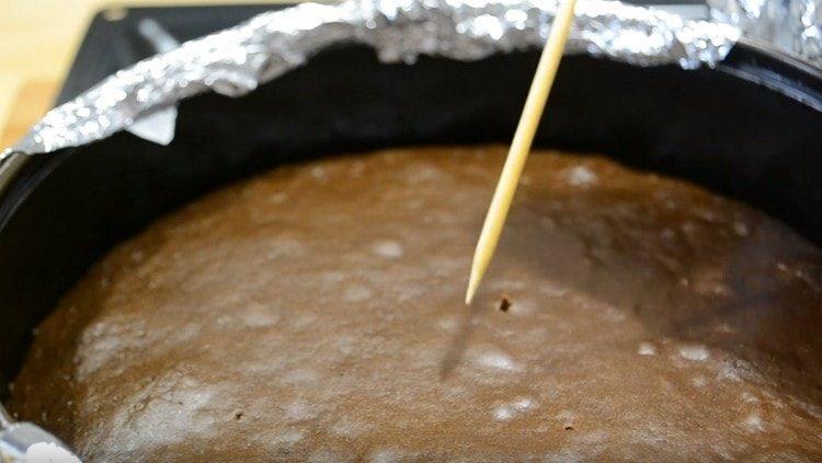 Disponibilitatea biscuiților poate fi verificată cu o scobitoare.