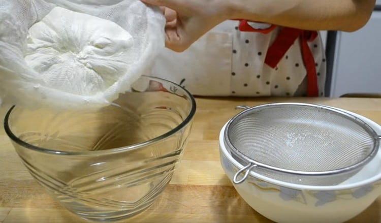 Transferam smantana filtrata intr-un bol.