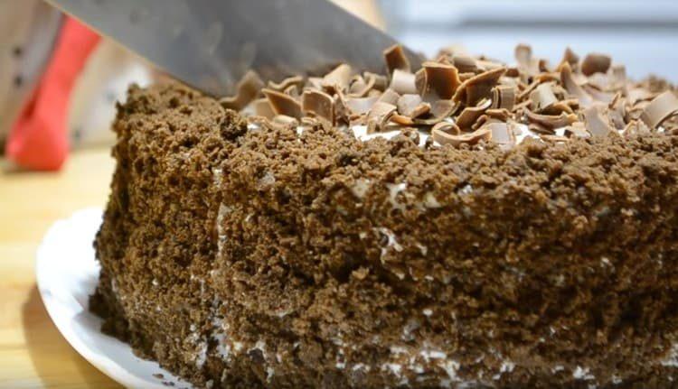 Trimitem prăjitura Black Prince în frigider să se înmoaie.