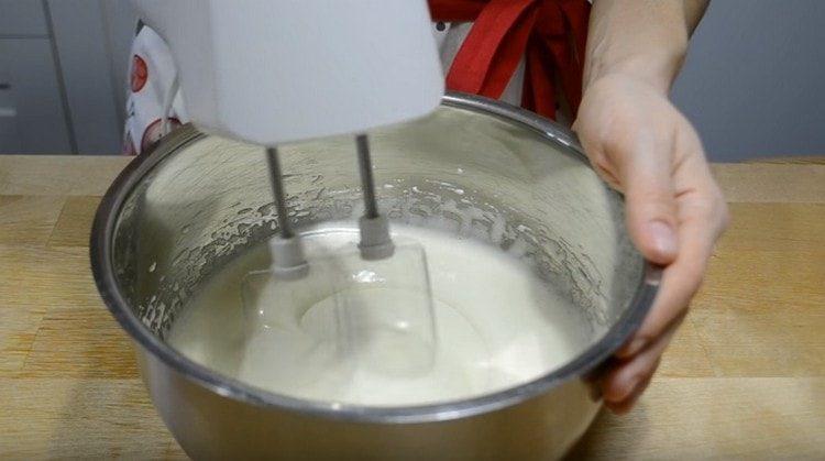 Masa de ouă ar trebui să se ușureze și să crească în volum.