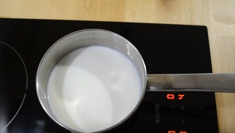 Kefirul este ușor încălzit.