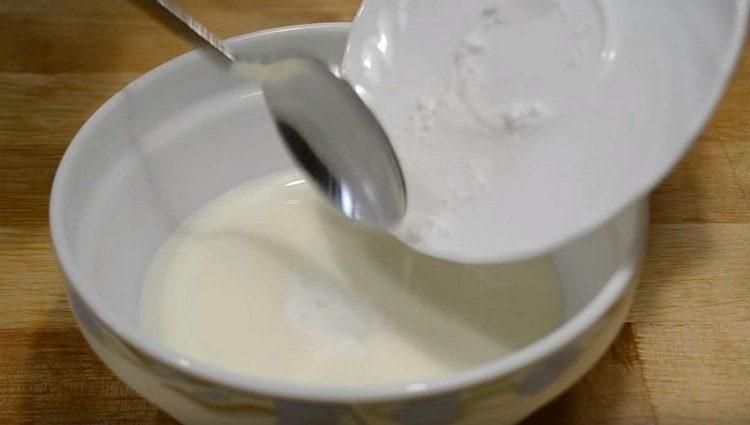 Adăugați sodă în kefir și amestecați.