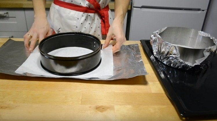 Punem formularele pe folie, acoperim partea inferioară cu pergament.