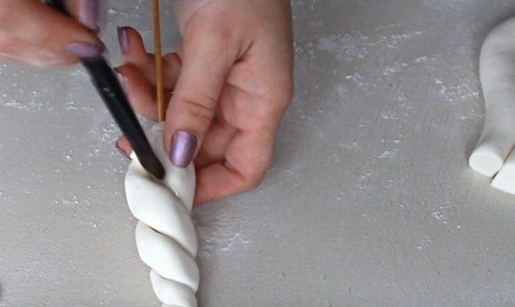 nous enduisons les détails du corne avec de l'eau et le collons.