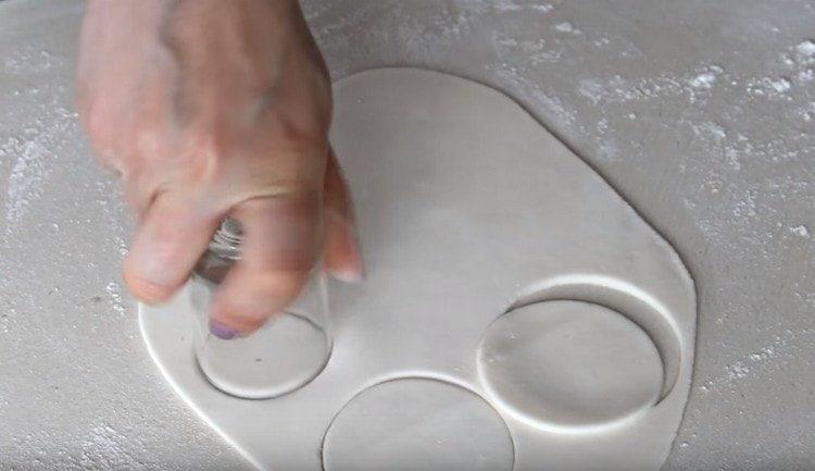 dérouler le mastic blanc et découper des cercles.