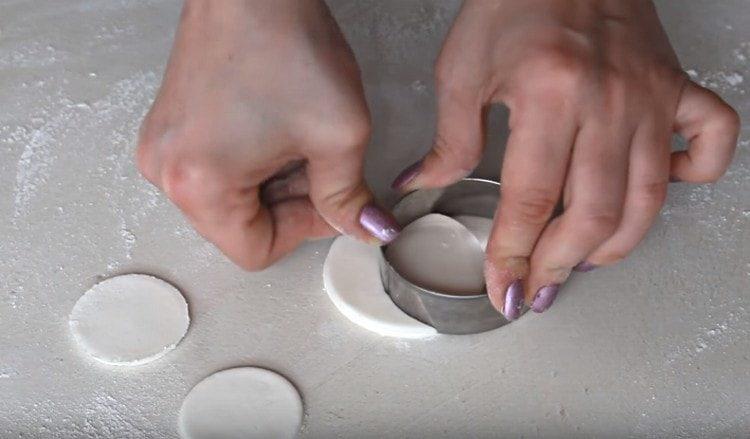 Découper des flans pour les oreilles de licorne.