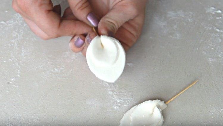 Nous formons les oreilles d'une licorne.