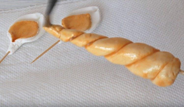 Nous décorons les gâteaux avec un mélange de vodka et de kandurin doré.