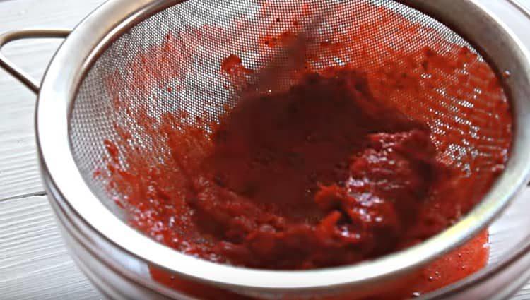 Broyer la masse de fraises à travers un tamis.