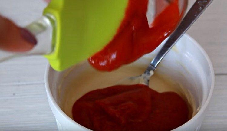 Mélange de chocolat blanc fondu dans une purée de fraises.