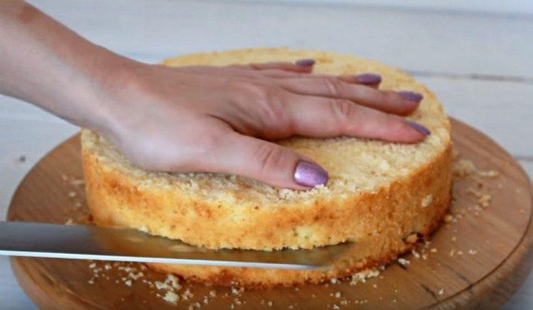 Nous avons coupé les gâteaux en deux, après avoir soigneusement coupé les plateaux.