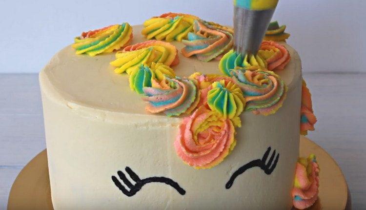 En utilisant de la couleur crème, dessinez une crinière de licorne.