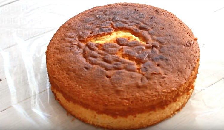 Nous faisons des gâteaux, les enveloppons ensuite dans une pellicule plastique et les mettons au réfrigérateur.