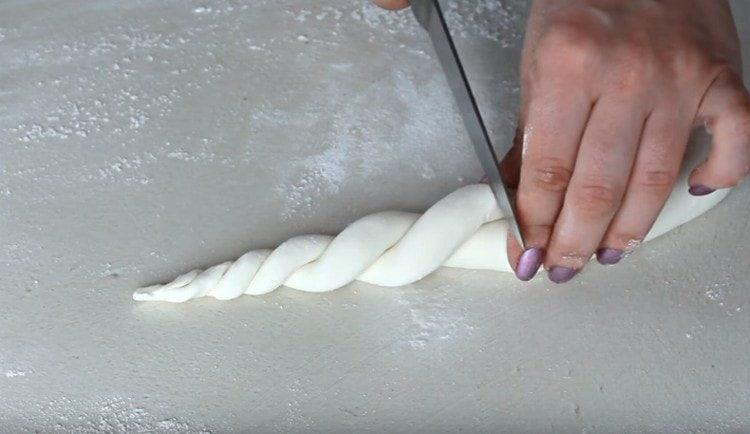 À partir du mastic, nous faisons une corne pour une licorne.