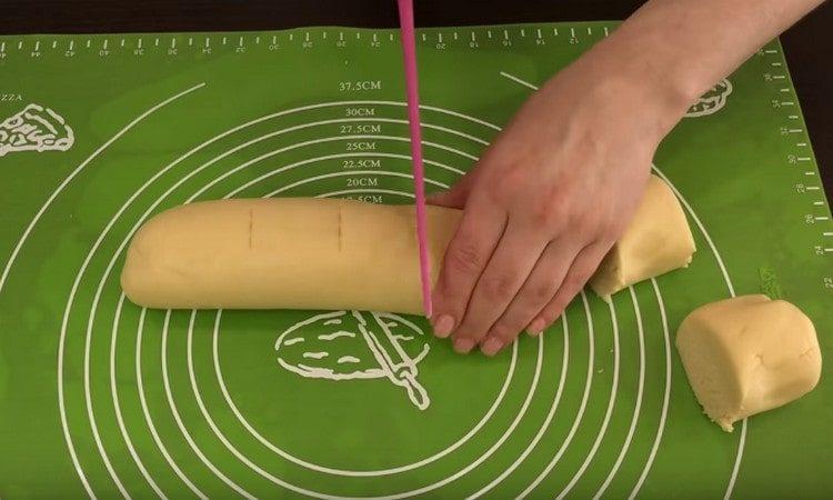 We divide the dough into 8 identical parts.