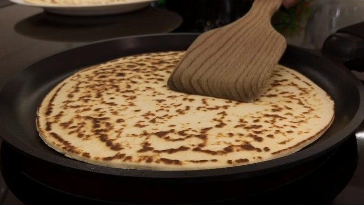 Fry the cakes in a dry pan on both sides.