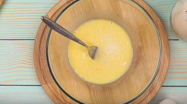 Adăugați sare, sodă și oțet.