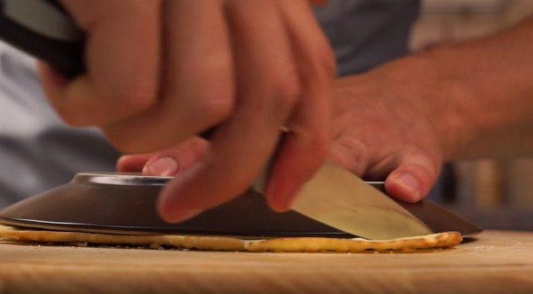 Tăiați marginile prăjiturilor folosind o placă ca model.