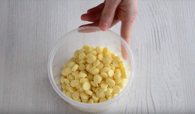 Pro smetanu potřebujeme bílou čokoládu.